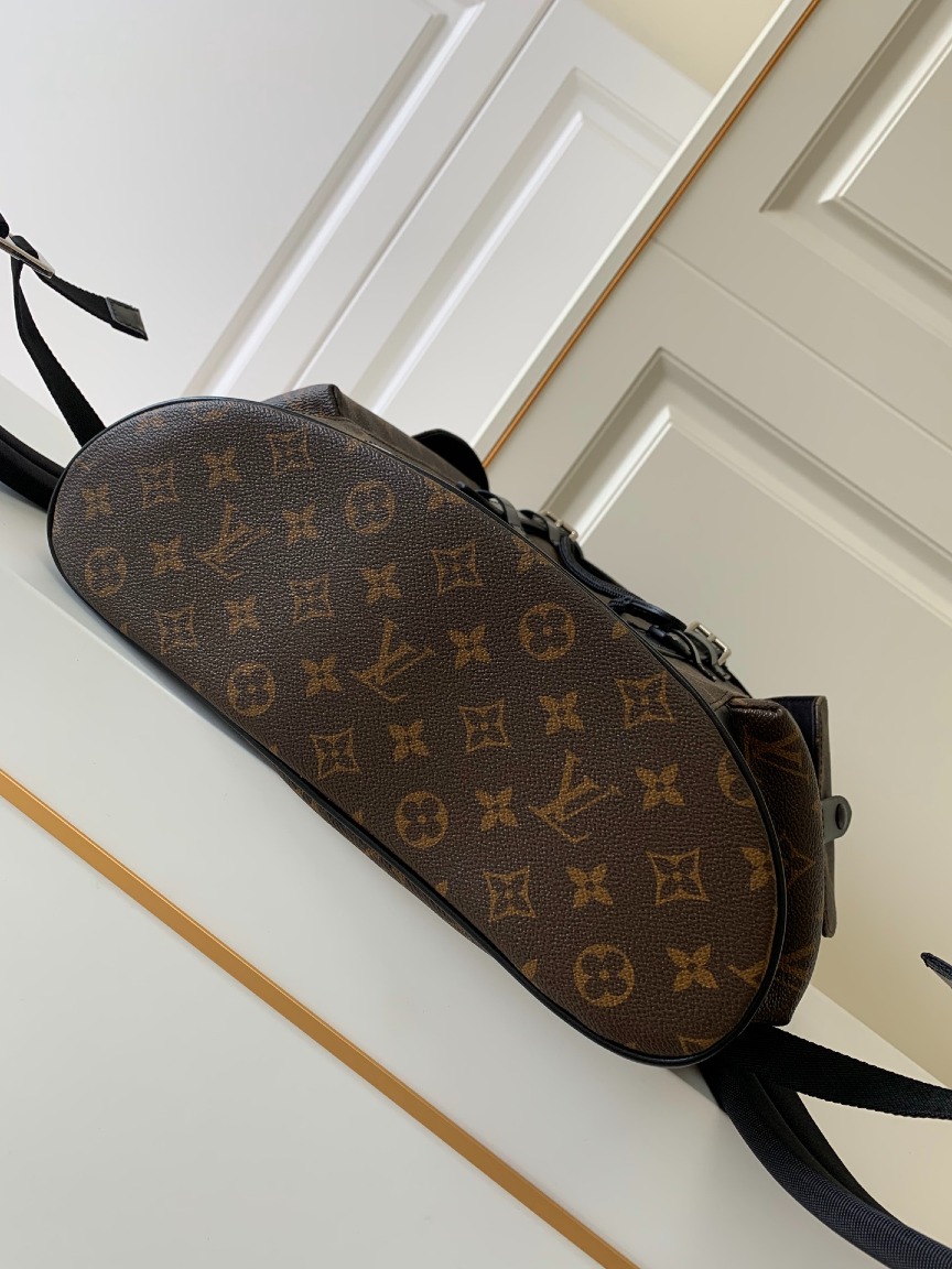 Louis Vuitton  M43735 Christopher MM