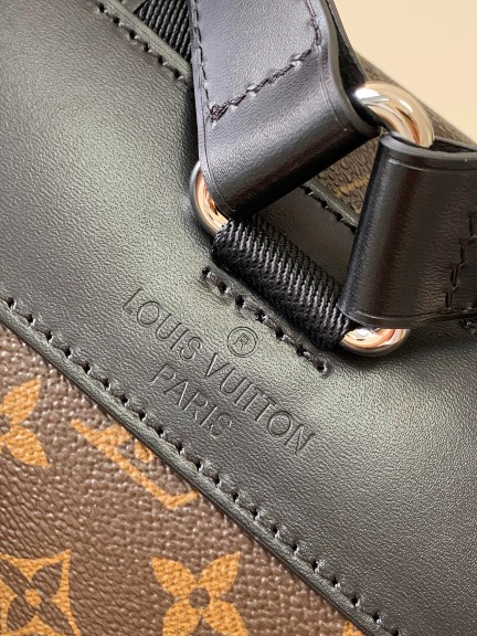 Louis Vuitton  M43735 Christopher MM