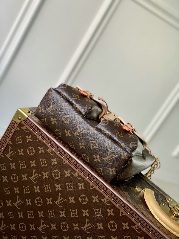 Louis Vuitton M46932 Excursion Monogram Bag