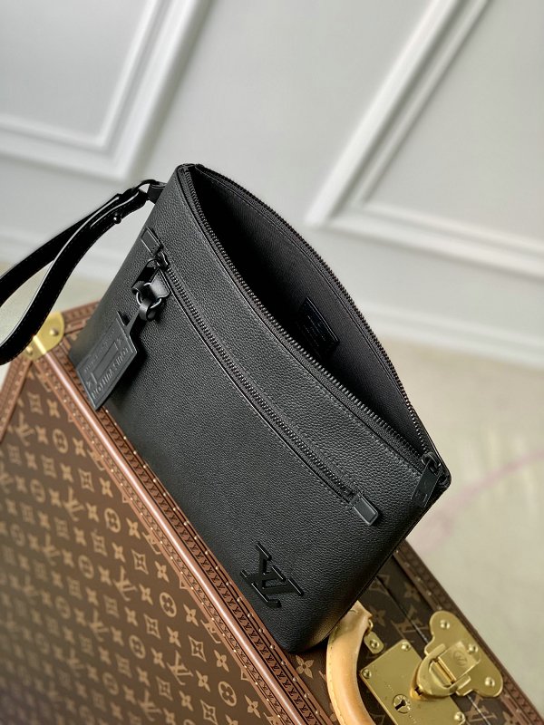 Louis Vuitton M69837 Aerogram Ipad Protecter Bag