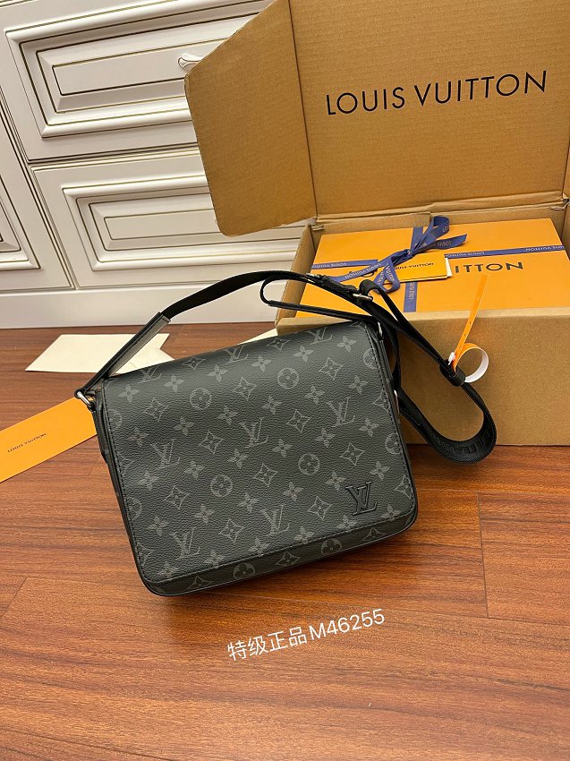 Louis Vuitton M46255 District Messenger Bag