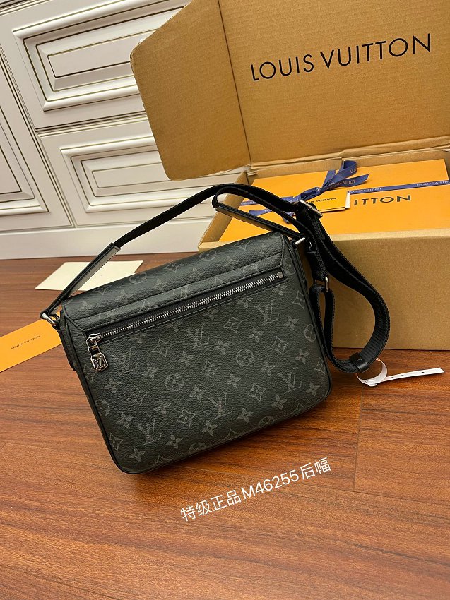 Louis Vuitton M46255 District Messenger Bag