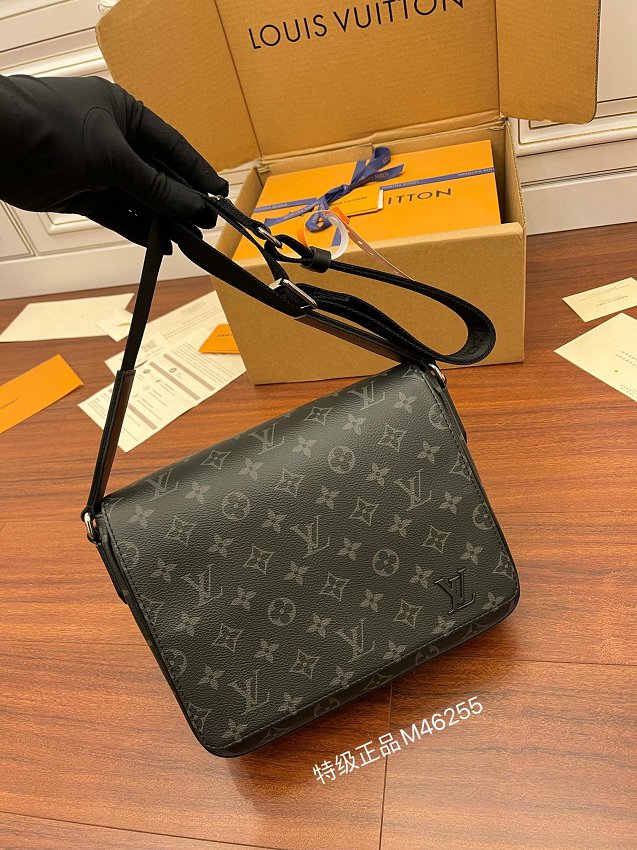 Louis Vuitton M46255 District Messenger Bag