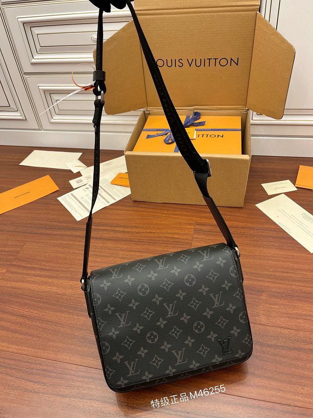 Louis Vuitton M46255 District Messenger Bag