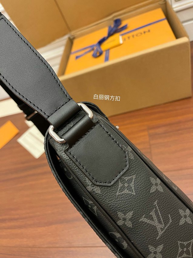 Louis Vuitton M46255 District Messenger Bag