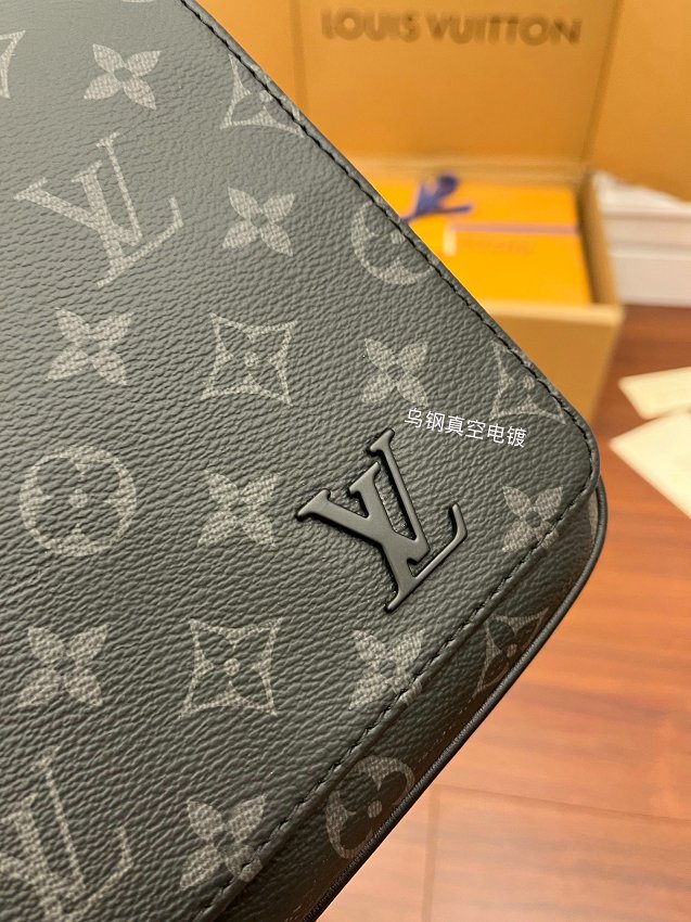 Louis Vuitton M46255 District Messenger Bag