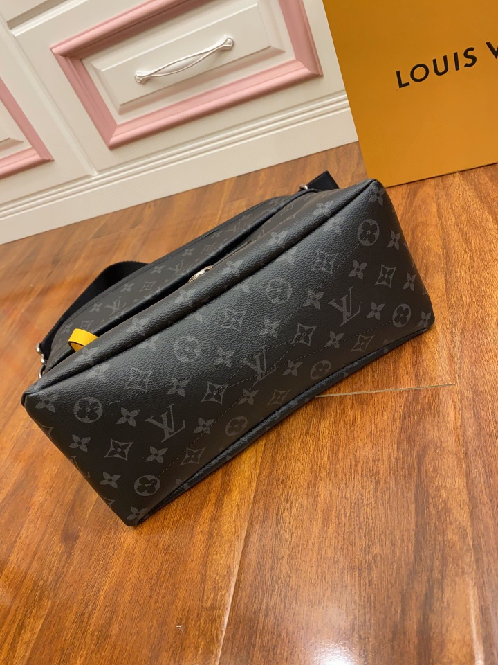 Louis Vuitton M45214 Besace Zippée Monogram Eclipse