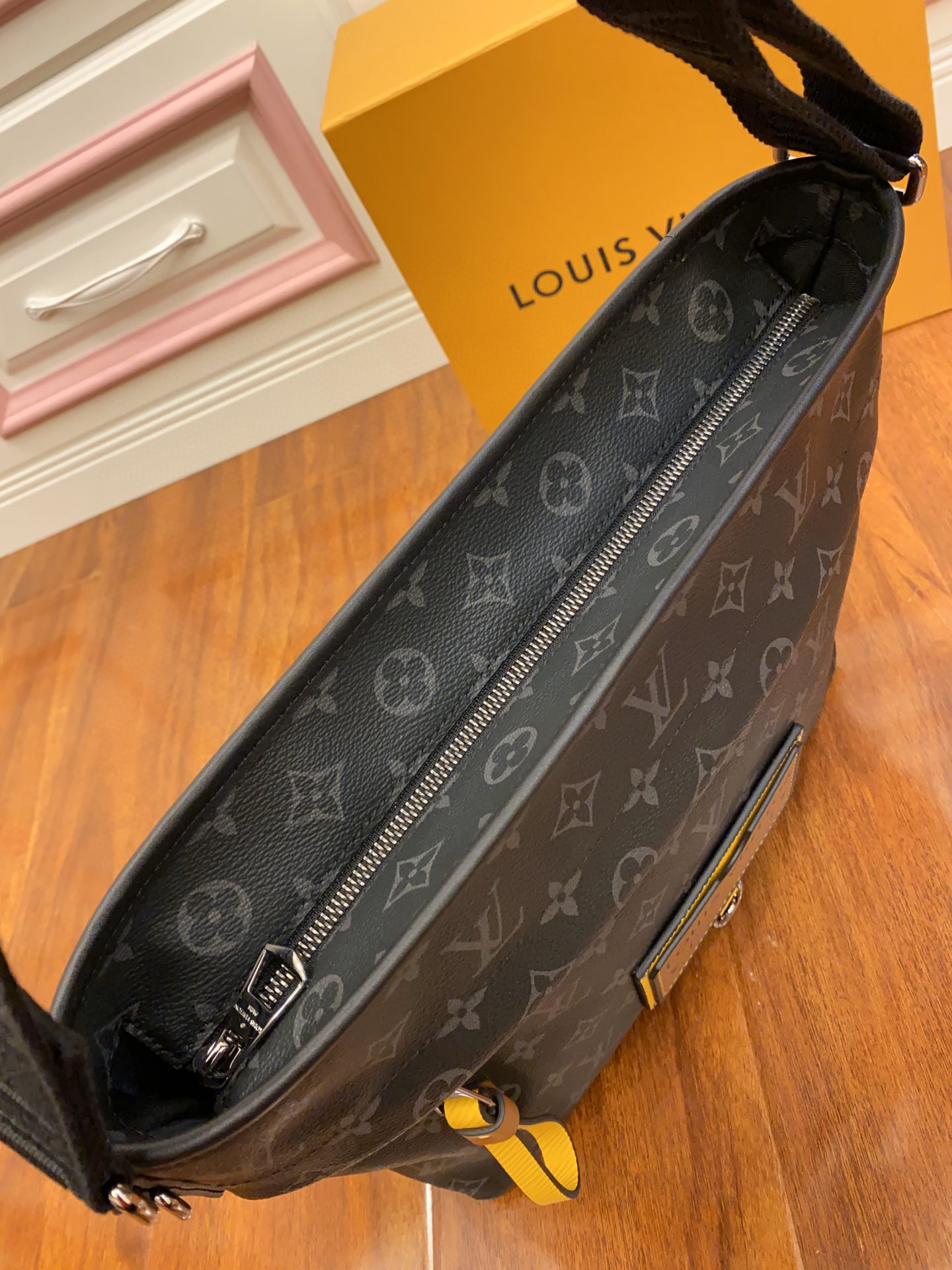 Louis Vuitton M45214 Besace Zippée Monogram Eclipse