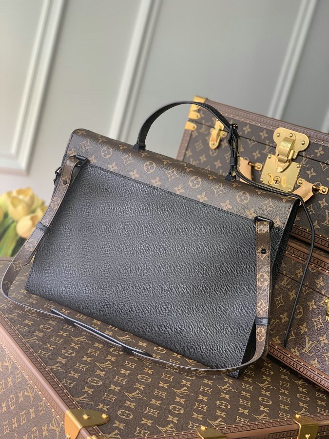 Louis Vuitton M30591 Robusto Briefcase