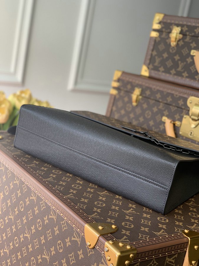 Louis Vuitton M30591 Robusto Briefcase