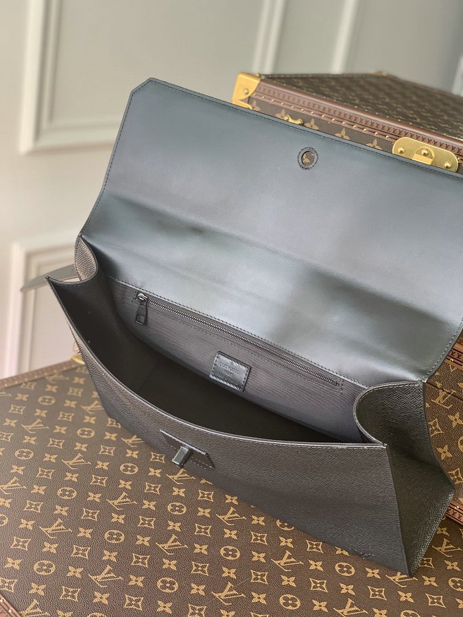 Louis Vuitton M30591 Robusto Briefcase