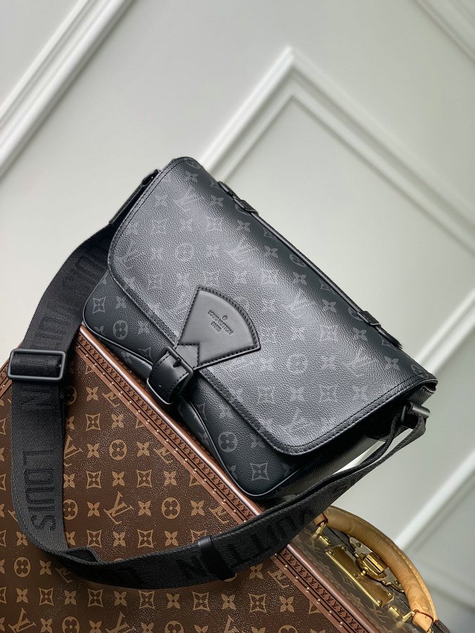 Louis Vuitton M46685 Monogram Eclipse Montsouris Messenger Bag