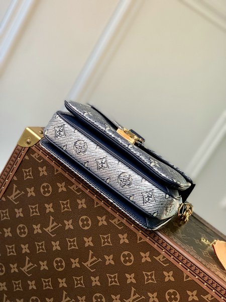 Louis Vuitton M22834 Pochette Metis East West Blue in Monogram