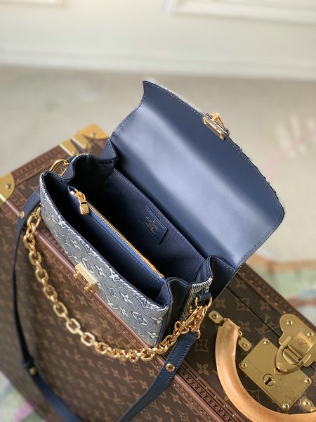 Louis Vuitton M22834 Pochette Metis East West Blue in Monogram