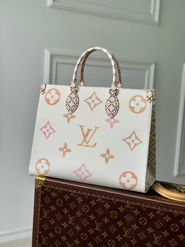 Louis Vuitton M22975 Outlet By The Pool OnTheGo MM On Sale