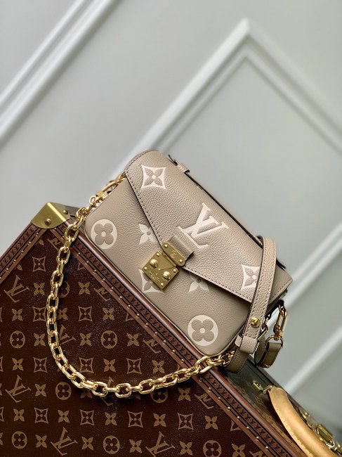 Louis Vuitton M23081 Women's bag Pochette Metis East West Monogram Real Leather 