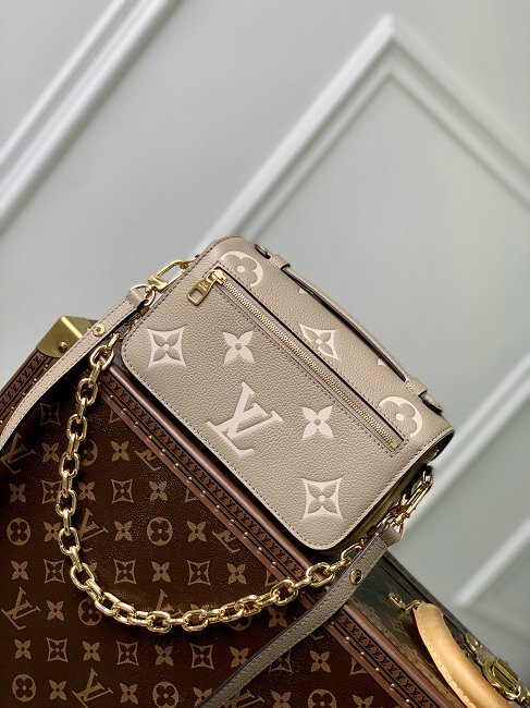 Louis Vuitton M23081 Women's bag Pochette Metis East West Monogram Real Leather 