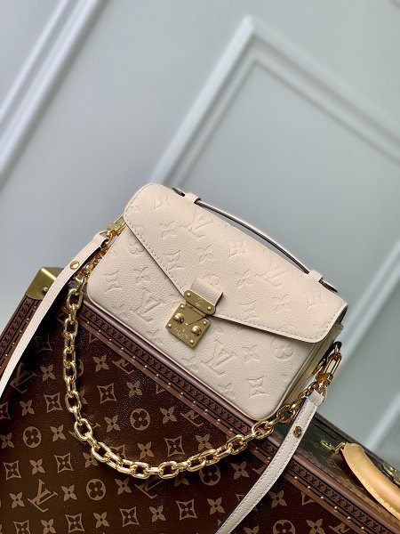 Louis Vuitton M22942 Women's strape Shouder bag Real Leather 