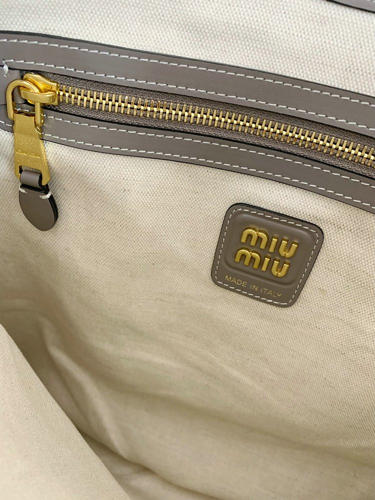 Miu Miu  Women's IVY  Tote Shoulder Bag Leather letter logo adds a unique classic style in Grey