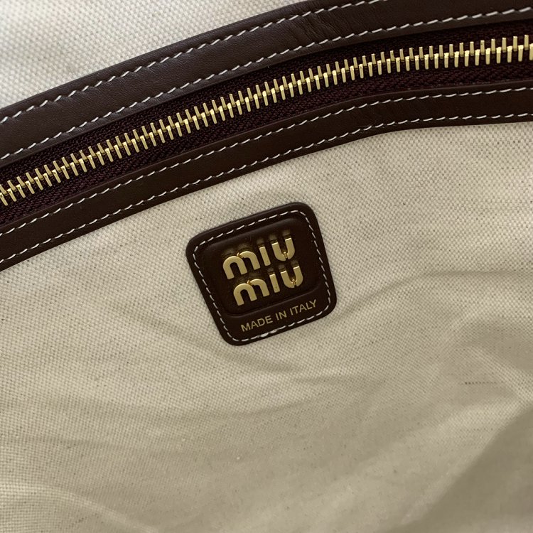 Miu Miu Women's IVY  Tote Shoulder Bag Leather letter logo adds a unique classic style 