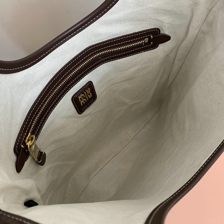 Miu Miu Women's IVY  Tote Shoulder Bag Leather letter logo adds a unique classic style 